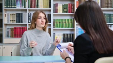 Psikolog, genç bir kızla çalışan danışman, üniversite öğrencisi, ofis eğitim binasında. Gençliğin akıl sağlığı, sosyal hizmet psikolojisi psikoterapi davranış desteği