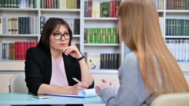 Psikolog, genç bir kızla çalışan danışman, lise öğrencisi, ofis eğitim binasında. Ergenlerin akıl sağlığı, sosyal hizmet psikolojisi psikoterapi davranış desteği