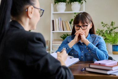 Kadın psikolog psikologla olan terapi toplantısında duygusal korku gerilimi stresi yaşayan orta yaşlı kadın hasta. Zihinsel yardım desteği, etkileşim, psikanaliz, tedavi