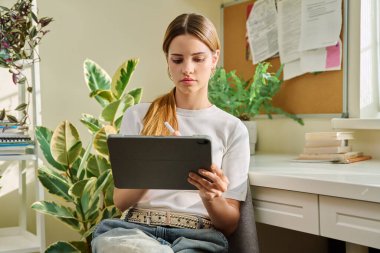Dijital tabletli genç kız, stil çizimi, çalışma, sınav için hazırlık, evde oturmak. Teknolojiler eğlence yaratıcılığı, eğitim serbest çalışma, yaşam tarzı, gençlik