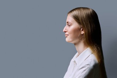 Profil görüntüsü, kendinden emin gülümseyen mutlu genç kadın, reklam metni için uzay grisi arka plan alanını kopyala. Eğitim, iş, hizmet, güzellik, insan kavramı