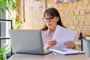Orta yaşlı, kendine güveni olan bir kadının birlikte çalıştığı kafede dizüstü bilgisayarla çalışıp kağıt okuması üzücü bir durum. İş dünyası olgun insanlar liderlik yetkilendirmesi