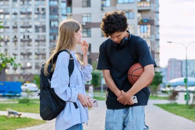 Arkadaşlar, öğrenciler, yürüyen genç insanlar, 18-20 yaşlarındaki erkek ve kız birlikte konuşuyorlar, modern şehir, şehir geçmişi. Yaşam tarzı, gençlik, yaşam konsepti