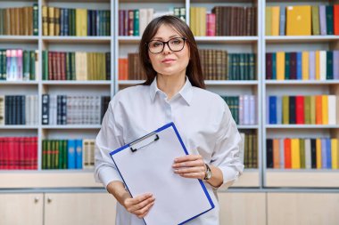 Kütüphane ofisinde dosyası olan ciddi bir kadının portresi orta yaşlı kadın öğretmen akıl hocası, psikolog terapist. Profesyonel eğitim, zihinsel uzman, insanlar