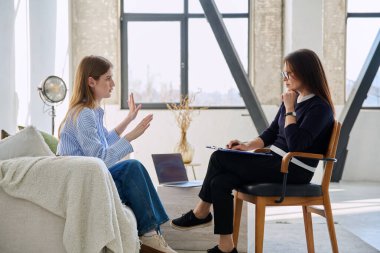 Profesyonel zihinsel terapi danışmanlık ofisinde terapi seansı sırasında genç bir hasta. Psikolojik sosyal hizmetler, psikoloji psikoterapisi gençlik destek konsepti