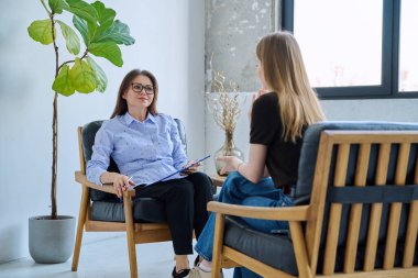 Profesyonel zihin uzmanı, kadın psikolog hasta genç bayanla birlikte çalışıyor. Psikolojik sosyal hizmetler, psikoloji psikoterapi, tedavi desteği