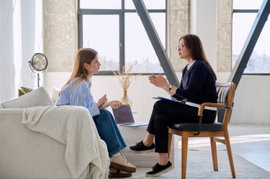 Profesyonel zihinsel terapi danışmanlık ofisinde terapi seansı sırasında genç bir hasta. Psikolojik sosyal hizmetler, psikoloji psikoterapisi gençlik destek konsepti