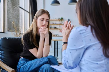 Sosyal hizmet görevlisiyle konuşan genç bir kadın, ev toplantısı, psikolojik danışmanın ev ziyareti, araştırma danışmanlığı. Sosyal hizmetler, psikoloji psikoterapisi tedavi desteği, akıl sağlığı, gençlik