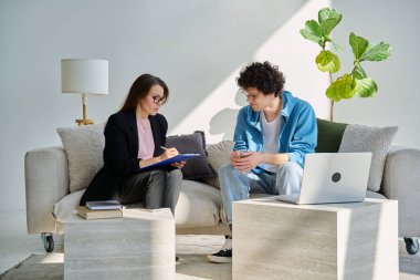 Profesyonel zihinsel terapi danışmanlık ofisinde terapi seansı sırasında genç bir hasta. Psikolojik sosyal hizmetler, psikoloji psikoterapisi gençlik destek konsepti