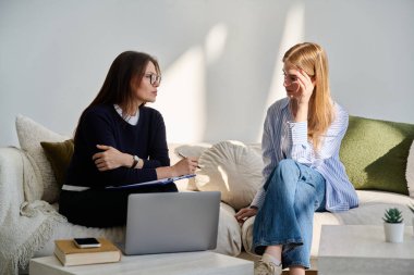 Üzgün üzgün, psikolog psikolog muayenehanesinde terapi gören genç bir bayan hasta. Ruh sağlığı, psikoloji psikoterapisi, sosyal hizmetler, tedavi desteği gençlik kavramına yardım