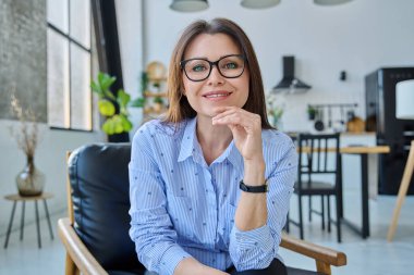 İnternet portresi orta yaşlı kadın öğretmen psikolog iş kadını blogger vlogger ofis. Konuşan kadın video konferansına bakıyor, online toplantı, oturum dersi, blog vlog kaydı