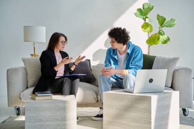 Profesyonel zihinsel terapi danışmanlık ofisinde terapi seansı sırasında genç bir hasta. Psikolojik sosyal hizmetler, psikoloji psikoterapisi gençlik destek konsepti