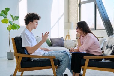 Sosyal psikolog, terapist ve danışman olarak bireysel zihinsel terapi seansına katılan genç bir adam. Psikoloji psikoterapisi, sosyal sağlık hizmetleri, tedavi desteği, gençlik konsepti