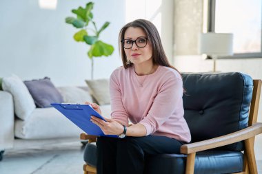 Ofisteki kameraya bakan profesyonel psikolog sosyal hizmet görevlisi kadın portresi. Psikoloji, psikoterapi, danışmanlık, tedavi, ruh sağlığı hizmetleri