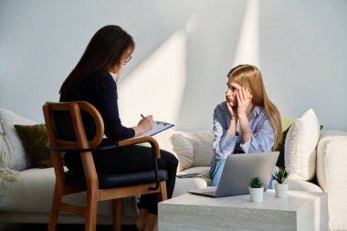 Üzgün üzgün, psikolog psikolog muayenehanesinde terapi gören genç bir bayan hasta. Ruh sağlığı, psikoloji psikoterapisi, sosyal hizmetler, tedavi desteği gençlik kavramına yardım