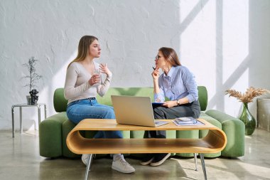 Psikolog terapistinin ofisinde ciddi bir genç kadın. Bayan hasta psikoterapist sosyal uzmanıyla konuşuyor. Psikoloji, psikoterapi, sağlık hizmetleri