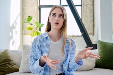 Web kamera görüntüsü, genç üniversite öğrencisinin kameraya bakarken görüntüsü. İnternetteki görüşme görüntüsü, sohbet konferansı. Çekici genç bayan blogger vlog kaydedicisi