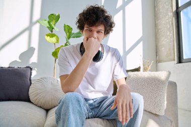 Webcam görüntüsü, genç üniversite öğrencisinin web kamerasına bakması, online görüşme, internet görüntülü sohbet konferansı. Kıvırcık saçlı yakışıklı erkek blogger vlogger kayıt videosu evde