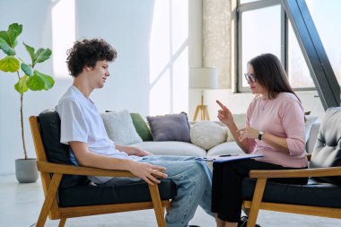 Sosyal psikolog, terapist ve danışman olarak bireysel zihinsel terapi seansına katılan genç bir adam. Psikoloji psikoterapisi, sosyal sağlık hizmetleri, tedavi desteği, gençlik konsepti