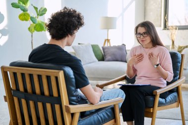 Orta yaşlı kadın psikolog psikoterapist terapist genç erkek hasta ile çalışan zihinsel terapist. Psikoloji psikoterapi sosyal sağlık hizmetleri tedavi destek konsepti