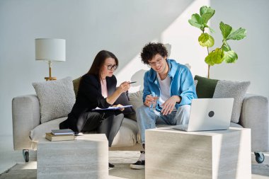 Zihinsel terapi seansında gülümseyen genç erkek hasta uzman psikolog psikoterapist danışman sosyal hizmet görevlisiyle konuşuyor. Hizmet psikolojisi psikoterapi desteği