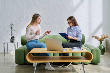 Psikolog terapistinin ofisinde ciddi bir genç kadın. Bayan hasta psikoterapist sosyal uzmanıyla konuşuyor. Psikoloji, psikoterapi, sağlık hizmetleri