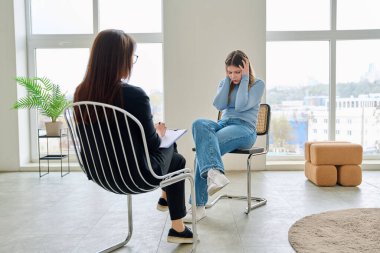 Üzgün, depresif genç kadın terapi seansında profesyonel psikolog psikoterapistinin ofisinde. Tedavi psikoloji psikoterapi danışmanlığına yardımcı olur