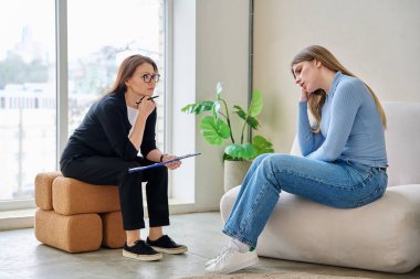 Üzgün, depresif genç kadın terapi seansında profesyonel psikolog psikoterapistinin ofisinde. Tedavi psikoloji psikoterapi danışmanlığına yardımcı olur
