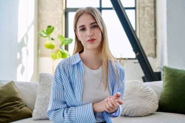 Web kamera görüntüsü, genç üniversite öğrencisinin kameraya bakarken görüntüsü. İnternetteki görüşme görüntüsü, sohbet konferansı. Çekici genç bayan blogger vlog kaydedicisi