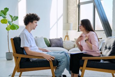 Sosyal psikolog, terapist ve danışman olarak bireysel zihinsel terapi seansına katılan genç bir adam. Psikoloji psikoterapisi, sosyal sağlık hizmetleri, tedavi desteği, gençlik konsepti