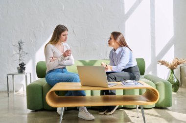 Psikolog terapistinin ofisinde ciddi bir genç kadın. Bayan hasta psikoterapist sosyal uzmanıyla konuşuyor. Psikoloji, psikoterapi, sağlık hizmetleri