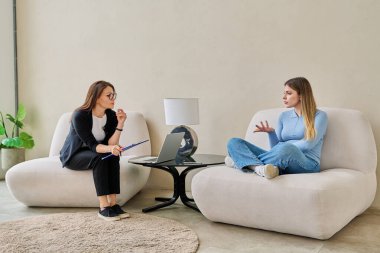 Psikolog psikolog psikoterapist danışmanıyla konuşan genç bir kadın. Sosyal hizmetler, tedavi psikoloji psikoterapi sağlığına destek