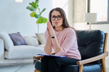 Ofisteki kameraya bakan profesyonel psikolog sosyal hizmet görevlisi kadın portresi. Psikoloji, psikoterapi, danışmanlık, tedavi, ruh sağlığı hizmetleri