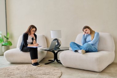 Psikolog psikolog psikoterapist danışmanıyla konuşan genç bir kadın. Sosyal hizmetler, tedavi psikoloji psikoterapi sağlığına destek