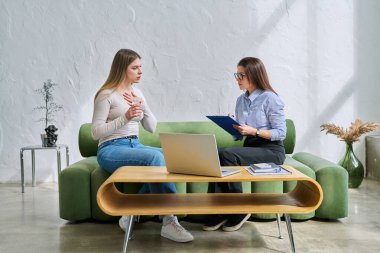 Psikolog terapistinin ofisinde ciddi bir genç kadın. Bayan hasta psikoterapist sosyal uzmanıyla konuşuyor. Psikoloji, psikoterapi, sağlık hizmetleri