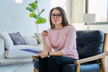 Ofisteki kameraya bakan profesyonel psikolog sosyal hizmet görevlisi kadın portresi. Psikoloji, psikoterapi, danışmanlık, tedavi, ruh sağlığı hizmetleri