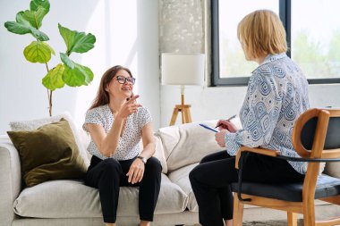Psikolog psikanalist terapistinin terapi seansındaki orta yaşlı kadın akıl sağlığının düzelmesi olgun hastalara destek oluyor. Psikoloji Psikoterapi Psikiyatri Danışmanlık Konsepti