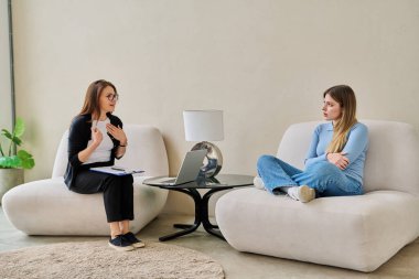 Psikolog psikolog psikoterapist danışmanıyla konuşan genç bir kadın. Sosyal hizmetler, tedavi psikoloji psikoterapi sağlığına destek