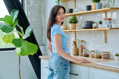 Mutfaktaki mutlu 30 'lu yaşlardaki güzel kadının portresi. Yaşam tarzı, ev hayatı, insan kavramı.