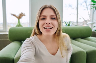 Güzel, mutlu, gülümseyen genç bir kadın. Kamerada sağlıklı beyaz dişler, selfie görüntüsü. Diş sağlığı, tedavi, diş bakımı, oral sağlık kavramı