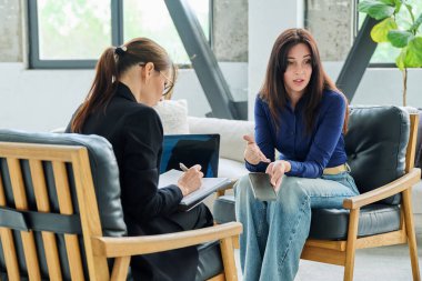 Terapi seansındaki genç kadın hasta profesyonel yardım danışmanı psikolog psikoterapist danışman. Ruh sağlığı, psikoloji, psikoterapi, tedavi desteği, sosyal hizmetler