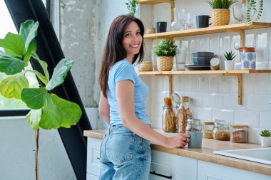 Mutfaktaki mutlu 30 'lu yaşlardaki güzel kadının portresi. Yaşam tarzı, ev hayatı, insan kavramı.