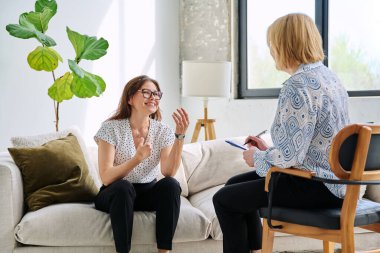 Psikolog psikanalist terapistinin terapi seansındaki orta yaşlı kadın akıl sağlığının düzelmesi olgun hastalara destek oluyor. Psikoloji Psikoterapi Psikiyatri Danışmanlık Konsepti