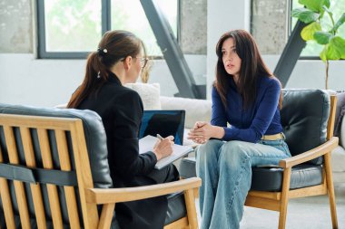 Terapi seansındaki genç kadın hasta profesyonel yardım danışmanı psikolog psikoterapist danışman. Ruh sağlığı, psikoloji, psikoterapi, tedavi desteği, sosyal hizmetler