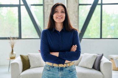 Ofiste kendine güvenen güzel bir kadının portresi. Kollarını kavuşturup kameraya bakan gülümseyen bir kadın. Güzellik, yaşam tarzı, sağlık, 30 'ların insan kavramı