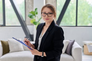 Kadın gazetecinin, işverenin, İK müdürünün, işe alım görevlisinin, sosyal hizmet görevlisi mülakatçısının resmi, kameraya bakıyor. İş, personel, kariyer iş konsepti