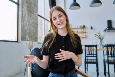 Web kamera görüntüsü, genç üniversite öğrencisinin kameraya bakarken görüntüsü. İnternetteki görüşme görüntüsü, sohbet konferansı. Çekici genç bayan blogger vlog kaydedici evde video kaydediyor