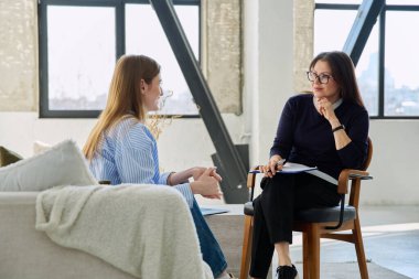 Profesyonel kadın terapist psikolog genç bir kadın hastayla çalışıyor. Psikoloji psikoterapi zihinsel terapi seansı, gençlik öğrencileri için sosyal psikolojik hizmet