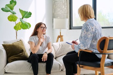 Psikolog psikanalist terapistinin terapi seansındaki orta yaşlı kadın akıl sağlığının düzelmesi olgun hastalara destek oluyor. Psikoloji Psikoterapi Psikiyatri Danışmanlık Konsepti