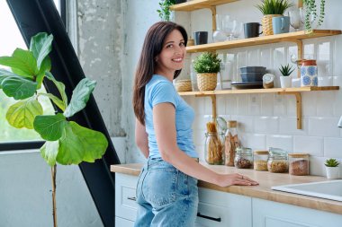 Mutfaktaki mutlu 30 'lu yaşlardaki güzel kadının portresi. Yaşam tarzı, ev hayatı, insan kavramı.